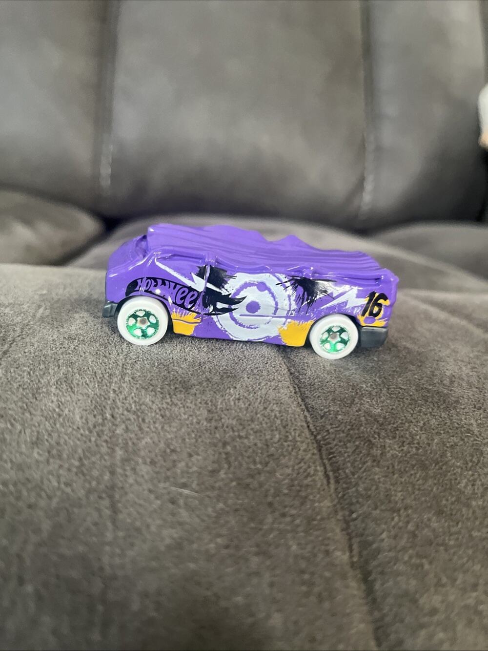 2022 HOT WHEELS CRUSHED CAR BLIND-SIDED PURPLE 1:64 DIECAST 2 5/8" VAN W/ WHITE
